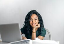 Wat is volgens u de meest efficiënte manier waarop bedrijven kunnen profiteren van iots-technologiestandaarden in hun facilitaire strategieën en activiteiten?
